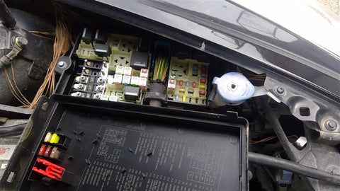 Fuse Box Engine Fits 10-13 VOLVO 30 SERIES 4633190