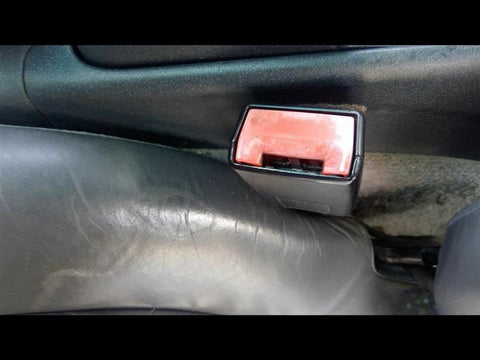 911       1999 Front Seat Belts 3070660