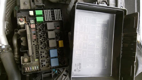 Fuse Box Engine Compartment US Market Halogen Fits 13-16 GENESIS 3520130