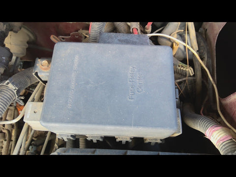 Fuse Box Engine VIN J 8th Digit Fits 00 CHEVROLET 2500 PICKUP 4746260