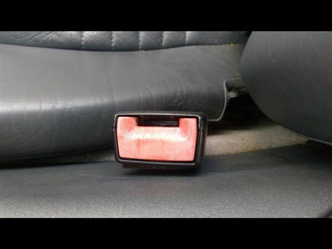 911       1999 Front Seat Belts 3070670