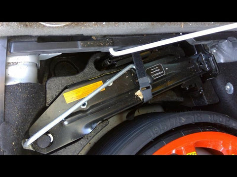 CAYENNE   2013 Jack 336460 AND TOOLS!0