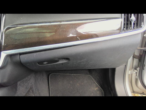 S90       2018 Glove Box 4694170